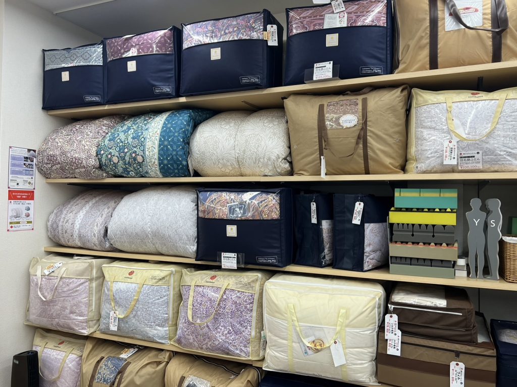 店内に並ぶ、さまざまな種類の羽毛ふとん